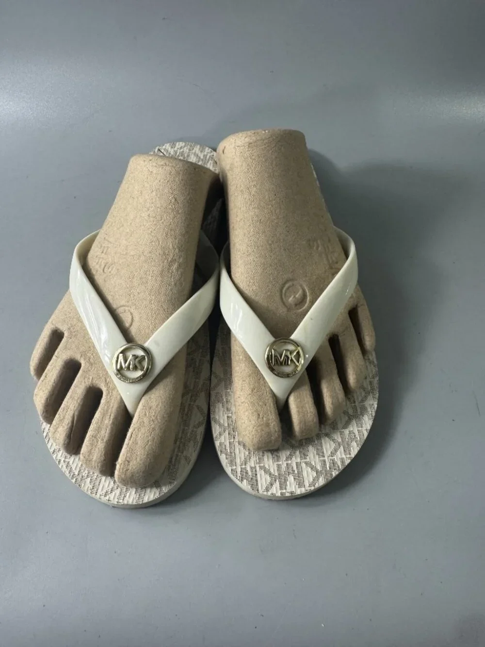 MICHAEL Michael Kors VANILLA WHITE FLIP FLOP MK LOGO SANDALS - Size 8